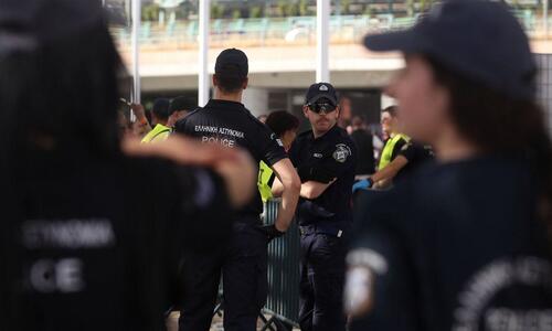 Ένταση και συλλήψεις έξω από το T-Center πριν από τον τελικό thumb