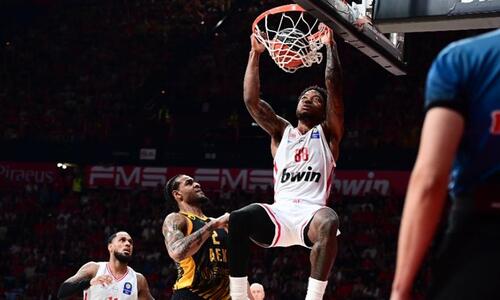 Με φόρα από τη Euroleague, ο Ολυμπιακός παρέσυρε την ΑΕΚ και έκανε το πρώτο βήμα για τους τελικούς στο γιορτινό ΣΕΦ thumb